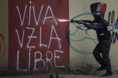 Venezuela se halla sometida a un régimen apadrinado por la dictadura comunista cubana, que ha entrenado a sus fuerzas de represión, con sus más de 70 años de experiencia en reprimir a su pueblo.