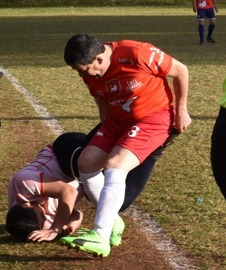 El vicepresidente de la republica, Hugo Velázquez, atropella como un "toro" a su adversario. Fue esta tarde durante el futbolacho con el toro en Ñemby