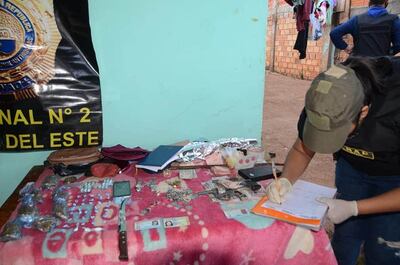 Las evidencias incautadas durante el allanamiento de la vivienda.