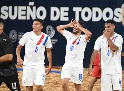 Los jugadores de la selección paraguaya de Fútbol Playa festejando el triunfo sobre Perú en el estadio Mundialista.