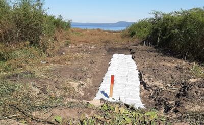 Las primeras geobolsas colocadas en un sector de los humedades del río Salado, cerca del muro de piedras “Meyer”.