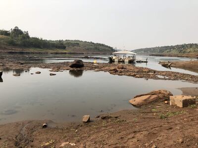 Pequeñas lagunas se forman entre las piedras en la ribera del río Paraná.