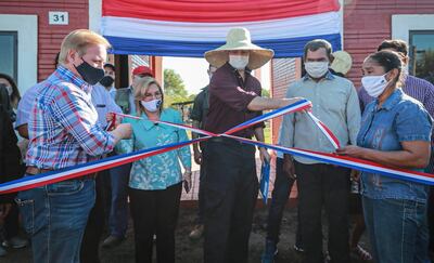 Mario Abdo (c) inauguró ayer viviendas sociales para  comunidades indígenas en Bahía Negra.