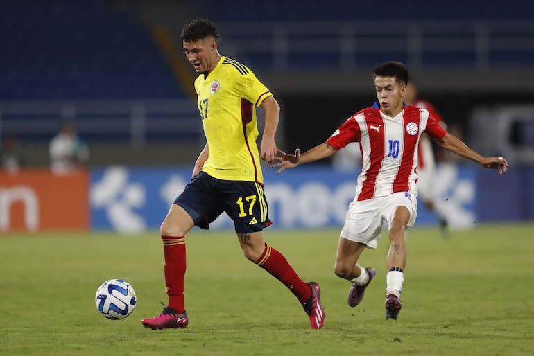 Andrés Salazar (i) de Colombia disputa un balón con Matías Segovia de Paraguay , en un partido de la fase de grupos del Campeonato Sudamericano Sub'20 entre las seleccione de Colombia y Paraguay en el estadio Pascual Guerrero en Cali (Colombia).
