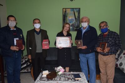 La escritora Sofía Valenzuela recibió un pergamino de reconocimiento de la Sociedad de Escritores del Paraguay, filial Itapúa.