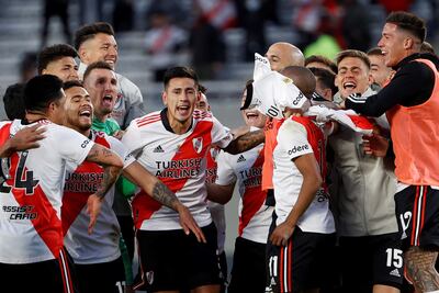 Jugadores de River celebran hoy, al final de un partido de la Primera División del fútbol argentino entre River Plate y Boca Juniors en el estadio Monumental en Buenos Aires (Argentina).