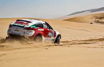 Andrea Lafarja peleando con la arena y las dunas del desierto Saudí en la octava etapa de ayer.