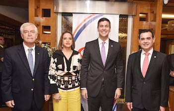 Carlos Jorge Biedermann, presidente de la Asociación del Cuerpo Consular del Paraguay; Lea Giménez, el presidente electo de la República del Paraguay, Santiago Peña y Rubén Ramírez.