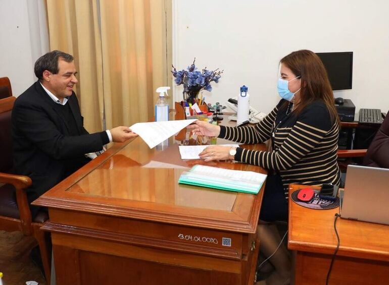 El Abg. Eduardo Acuña (57 años), se postuló para el TSJE.