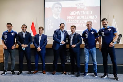 Guillermo Barros Schelotto, quien es saludado por Robert Harrison, presidente de la APF, con todo el nuevo cuerpo técnico de la selección paraguaya.