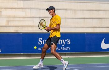 El paraguayo Daniel Vallejo celebra su triunfo y el ingreso al cuadro principal del Rafa Open.