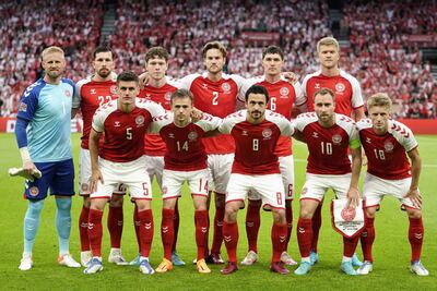 Selección actual de Dinamarca: De izq. a der.: abajo: Joakim Maehle, Mikkel Damsgaard Thomas Delaney, Christian Eriksen y Daniel Wass; arriba: Kasper Schmeichel, Pierre Hojbjerg, Andreas Skov Olsen, Joachim Andersen, Andreas Christensen y Andreas Cornelius.