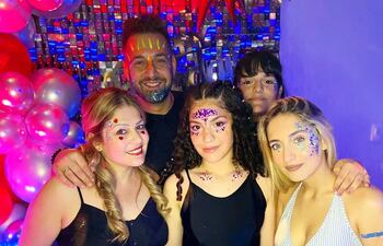 Linda familia. Kike Casanova y su esposa Virginia Faccioli con la quinceañera Taís y sus hermanas Paula y Silvita.