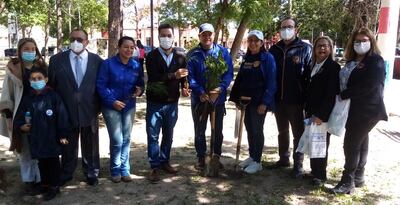 Autoridades municipales y de la Universidad Nacional de PIlar (UNP) y de la Universidad del Chaco, plantaron arbolitos en distintos barrios de la ciudad de Pilar.