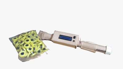 Bastón "NambiRead" con los aros que tendrán los animales en las orejas.