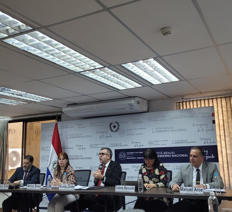 El ministro de Educación, Nicolás Zárate, participó de la reunión junto con su primer anillo. Prometen elaborar un proyecto denominado "mochila segura".