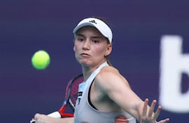 Elena Rybakina se convirtió ayer en la primera semifinalista.