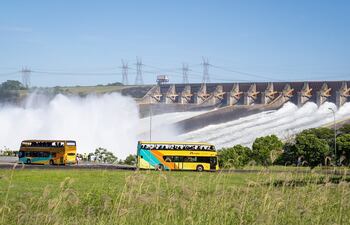 Las dos compuertas del vertedero de Itaipú fueron abiertas de forma simultánea este domingo.