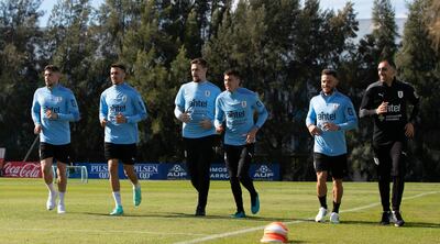 Fotografía cedida por la Asociación Uruguaya de Fútbol de jugadores de la selección de Uruguay, durante un entrenamiento en el Complejo Celeste, a las afueras de Montevideo (Uruguay). El defensa del Atlético de Madrid José María Giménez y el centrocampista del Real Madrid Fede Valverde ya están en Uruguay para incorporarse a los trabajos de la selección con vistas a la doble fecha de las eliminatorias sudamericanas del Mundial de Catar 2022. EFE/ Asociación Uruguaya De Fútbol/ SOLO USO EDITORIAL/NO VENTAS/SOLO DISPONIBLE PARA ILUSTRAR LA NOTICIA QUE ACOMPAÑA/CRÉDITO OBLIGATORIO