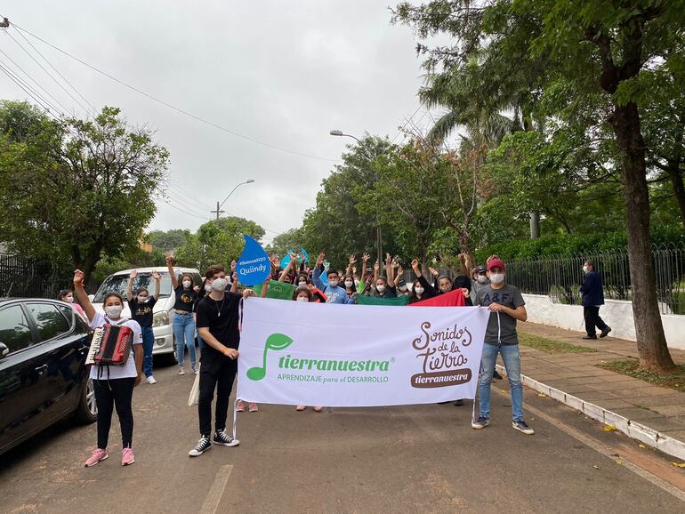 Desfile simbólico de la delegaciones que participaron del Seminario Regional de Orquestas Juveniles Sonidos de la Tierra