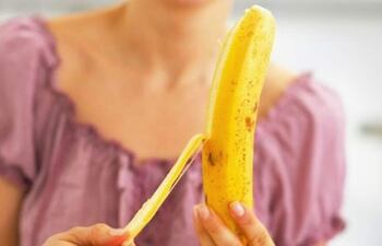 La acidez estomacal es una sensación desagradable que puede ser causada por diversas razones, desde una digestión pesada hasta cambios hormonales. Las bananas son conocidas por ser efectivas en la prevención de la acidez.