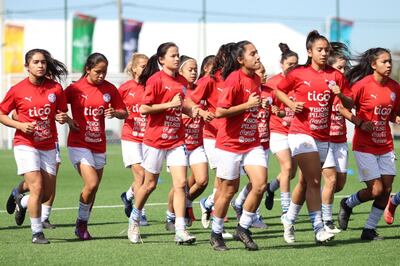 Integrantes del plantel femenino de la selección paraguaya que esta mañana sube al escenario de los Juegos Suramericanos Asunción 2022 en la cancha sintética del Comité Olímpico Paraguayo.