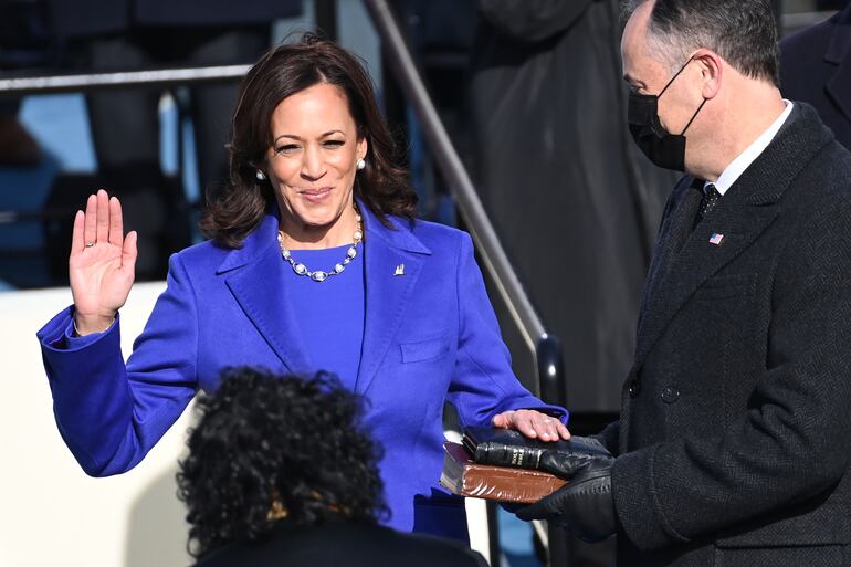 Kamala Harris, junto a suesposo Doug Emhoff, durante su juramento.
