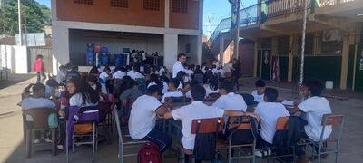 Alrededor de 124 alumnos dan clases en la intemperie de forma diaria por falta de aulas.
