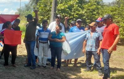 Los pescadores hombres y mujeres, pertenecientes a la asociación del mencionado gremio, decidieron ingresar dentro del terreno, que dicen les pertenece, y piden la salida del inquilino ocasional.