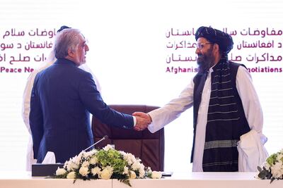 El jefe del Concejo de Reconciliación Nacional afgano, Abdulá Abdulá; y el líder del equipo negociador talibán Mulá Abdul Ghani Baradar, se saludan durante la cumbre en Doha, Catar.