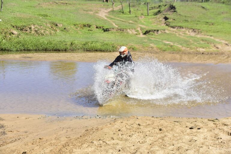 Así transitaba Adrián Boettner, victorioso entre las motos del Grupo N hasta 450 cc. 