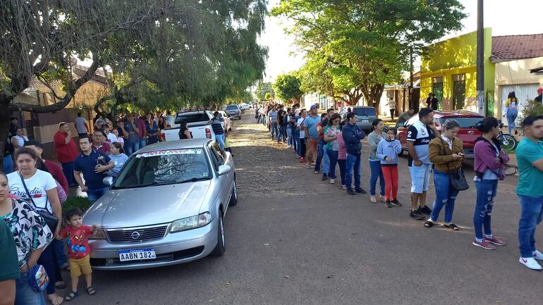 La larga fila se extiende hasta la parte externa de la Facultad de Ciencias Agrarias.