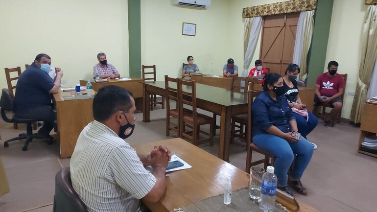 La funcionaria Teresa Oviedo, en reunión con los miembros de la Junta Municipal