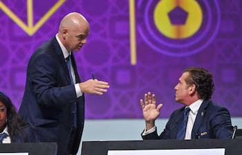 Alejandro Domínguez (d), presidente de la CONMEBOL, conversando con Gianni Infantino, el titular de la FIFA, durante el Congreso de la FIFA en Doha, Qatar.