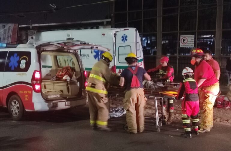 Momento en que bomberos rescataban al paciente grave