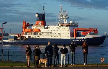 La gente observa cómo el rompehielos y buque de investigación alemán "Polarstern" llega al puerto de la ciudad de Bremerhaven, en el norte de Alemania, después de una misión de un año, la mayor expedición al Ártico de la historia, que trae a casa las observaciones de los científicos de que el hielo marino se está derritiendo a un ritmo "dramático tasa "en la región.