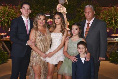 Vale con su familia.