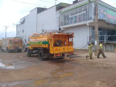Los bomberos controlan el incendio del supermercado.
