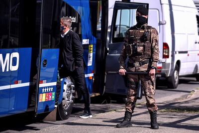 Integrantes y jugadores del equipo de Boca Juniors, de Argentina, son vistos a las afueras de la comisaría de la policía tras violentos altercados que se desataron cuando el equipo argentino resultó eliminado de la Libertadores al perder ante el Atlético Mineiro.