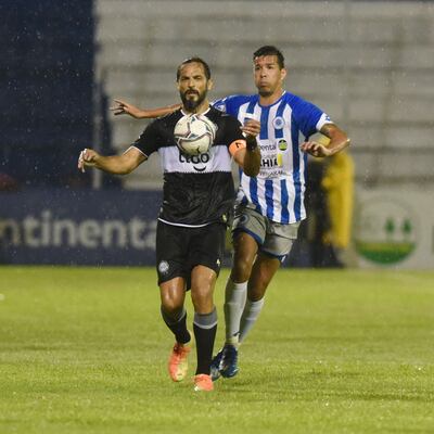 Santa Cruz controla la pelota ante la marca de Víctor Cáceres.