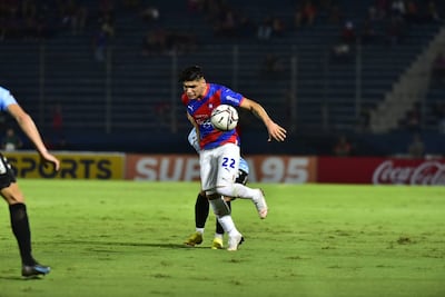 Claudio Aquino conduce el balón en el duelo ante Guaireña, en La Nueva Olla.