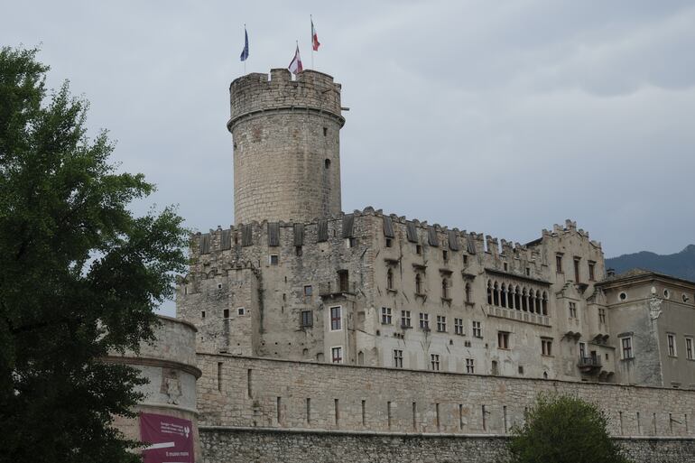 El Castello del Buonconsiglio, en el noreste del casco antiguo, fue la residencia de los príncipes-obispos de Trento durante 600 años. Hoy es un museo. Foto: Florian Sanktjohanser/dpa