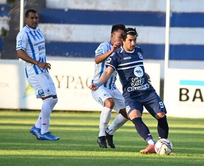 Diego Martínez trata de retroceder el balón ante la marca de Alexis González