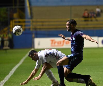 El tricolor Feliciano “Peta” Brizuela (26 años) pierde el equilibrio ante la marca del zaguero  uruguayo Richard Fernández (26).