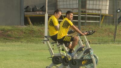 Federico Santander (i) durante el primer entrenamiento con el plantel de Guaraní para el primer semestre de 2023.