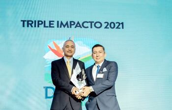 Volodymyr Mulkevych y Gilberto Ozorio recibieron el premio de ADEC por el “Triple impacto” de la empresa que dirigen.