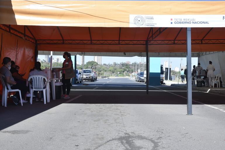 El vacunatorio en la Costanera de Asunción se mostraba vacío.