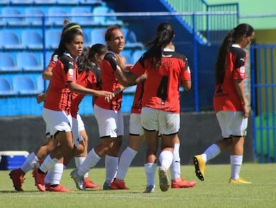 Las jugadoras de Libertad-Limpeño festejan uno de los ochos goles en el triunfo sobre 12 de Octubre de Itauguá por la segunda fecha del torneo Apertura 2022 del Fútbol Femenino.