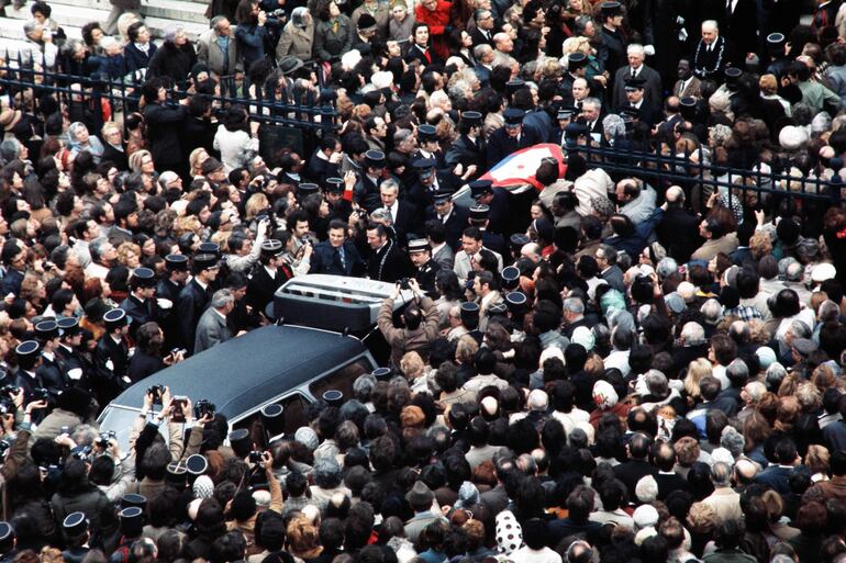 15 de abril de 1975. La multitud rodea el féretro de la artista Josephine Baker, en la iglesia de La Madeleine en París.