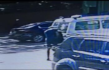 Momento del robo de la rueda de la ambulancia del Hospital Distrital de Curuguaty.